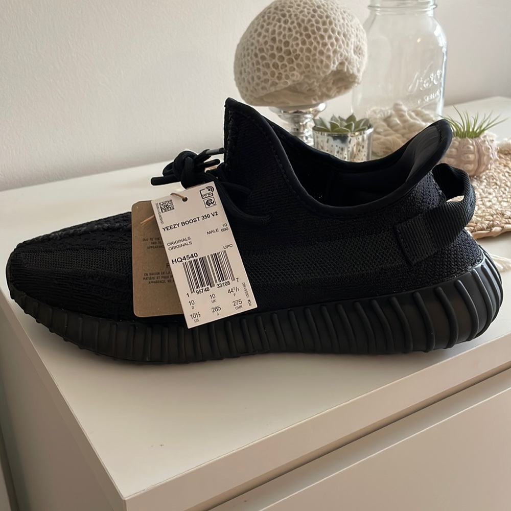 NWT YEEZY BOOST 350 V2 “ONYX”